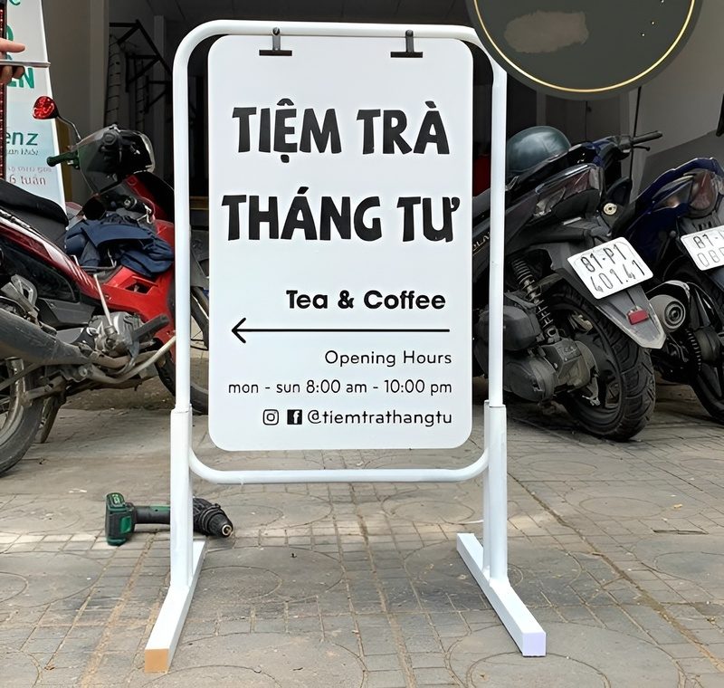 Bảng hiệu tiệm trà tháng tư