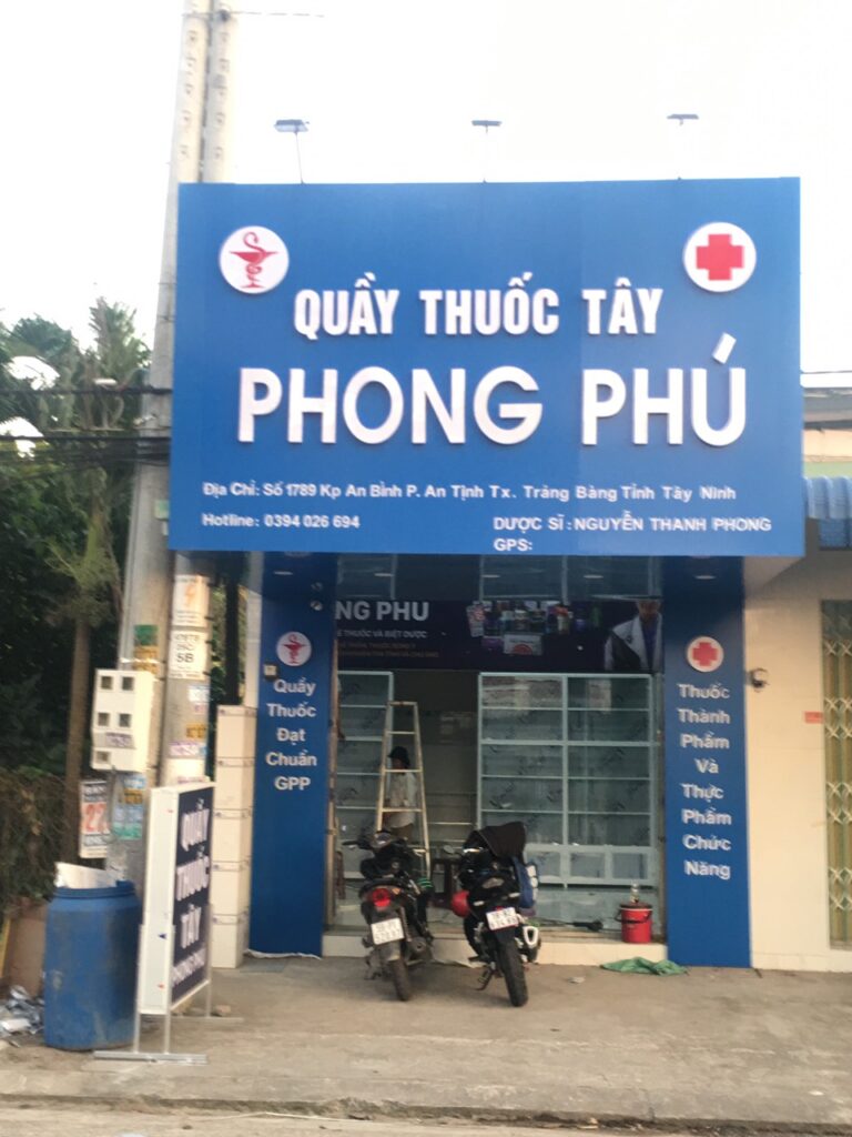 Bảng hiệu quầy thuốc tây Phong Phú