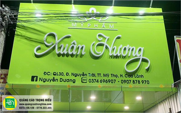 Bảng hiệu mica đẹp, giá rẻ, thi công nhanh chóng.