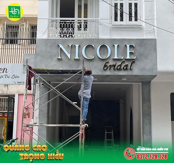 Bảng Alu vân đá chữ nổi