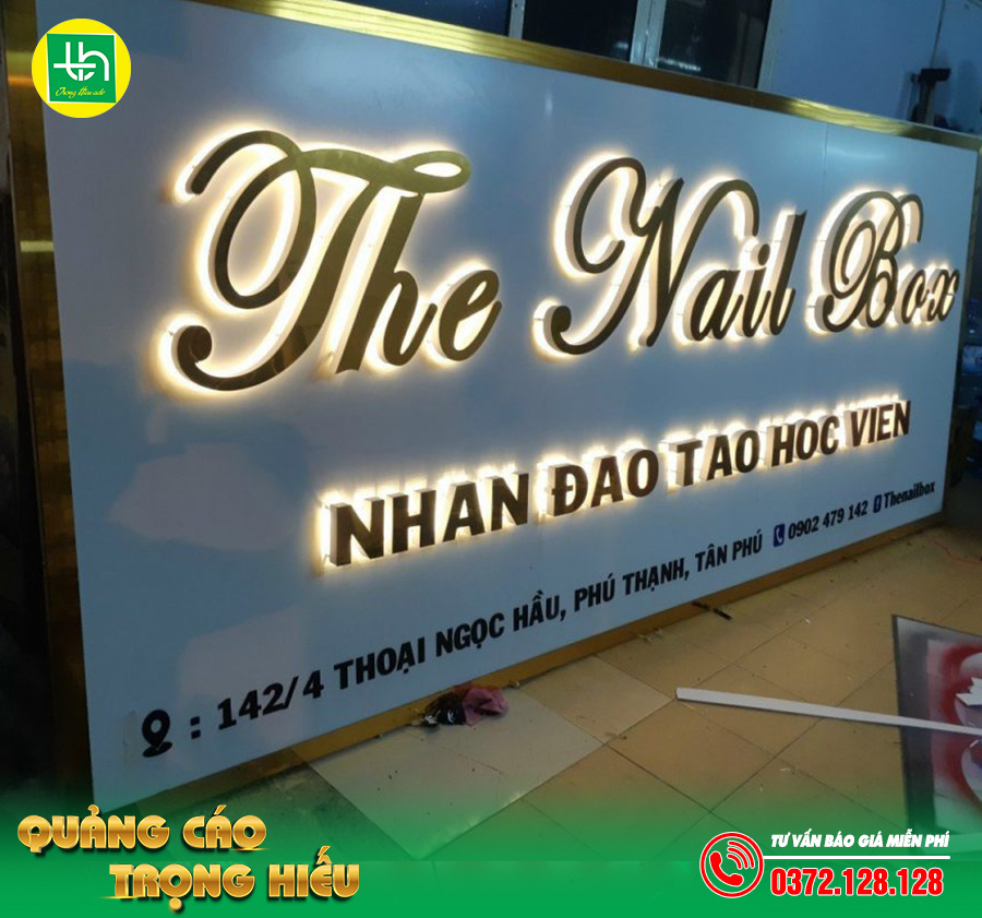 Bảng chữ nổi hắt sáng chân